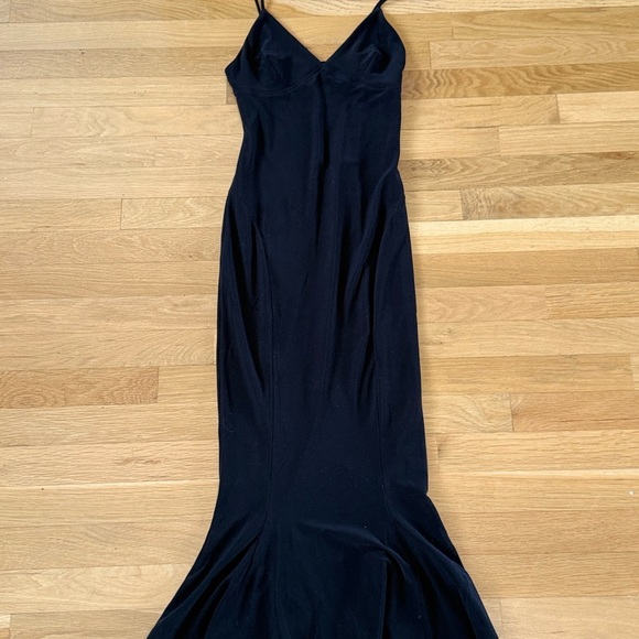 x REVOLVE Slip Fishtail Dress in Black
Norma Kamali size small - Picture 11 of 16